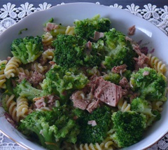 Makaron z tuńczykiem i brokułami, szybki i zdrowy obiad